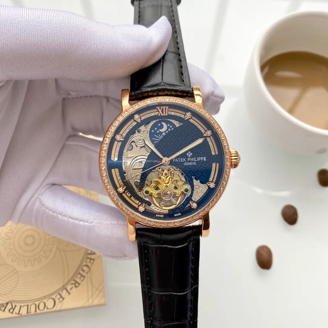 【Foreign Trade Import】💰1720! Patek Philippe (top quality, outstanding debut) 🎉🎉 [Type]: Boutique men's watch (top) exquisite quality [Strap]: Genuine leather strap (durable) [Movement]: Top mechanical movement (stable) [Material]: Mineral super strong mirror (wear-resistant) Exquisite quality Generous style Excellent temperament Wisdom and exclusivity [Size]: 43mm in diameter and 12mm in thickness Hot sale on the market! Welcome to reprint!